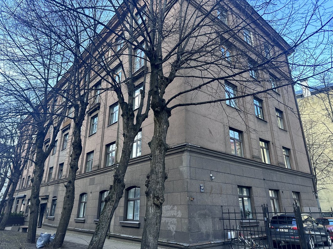 Ēka Antonijas ielā 6A, Rīgas klusajā centrā. Arī šajā ēkā vēstniecībai pieder dzīvoklis. Pirms 20 ga...