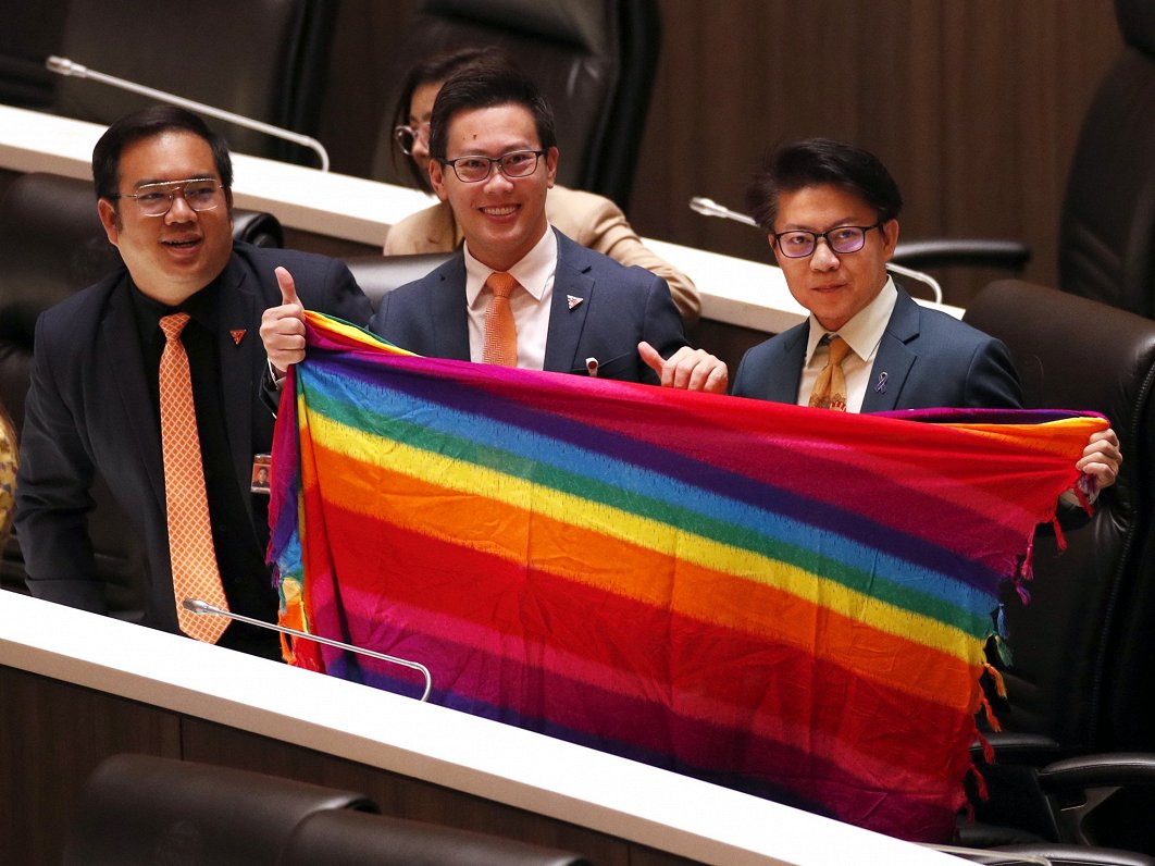 Taizemes parlamenta deputāti balso par laulību vienlīdzības likumprojektu