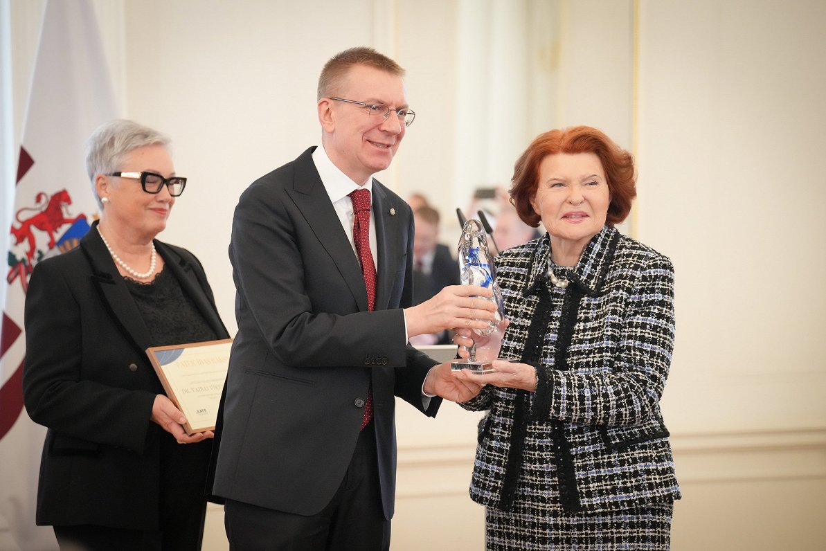 Valsts prezidenta Edgara Rinkēviča balvas par ieguldījumu Latvijas dalībai NATO pasniegšanas ceremon...