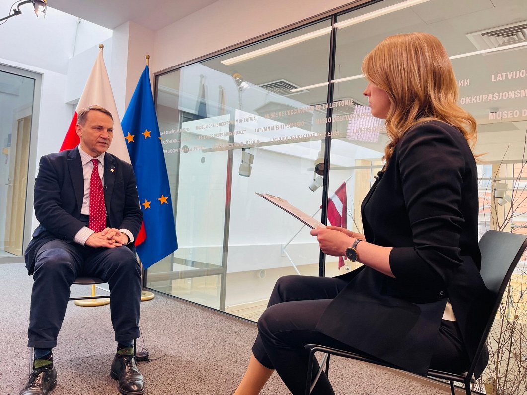Polijas ārlietu ministrs Radoslavs Sikorskis intervijā LTV žurnālistei Anetei Bērtulei