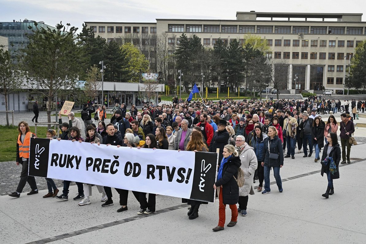 Slovākijas sabiedriskā medija atbalstītāju gājiens ar saukli &quot;Rokas nost no RTVS!&quot;