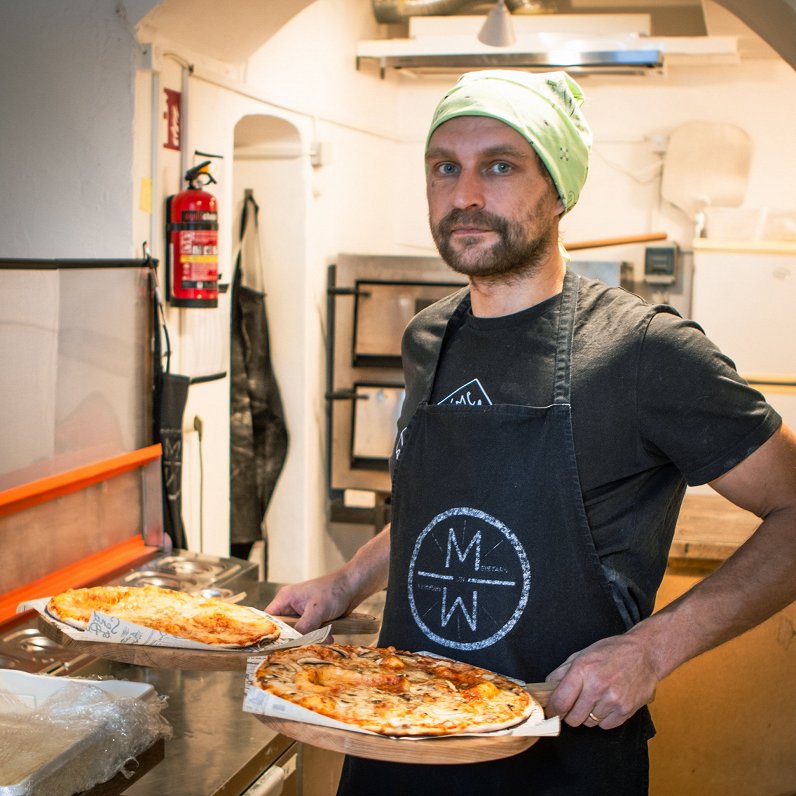 Alvis Zvirgzdiņš making pizza