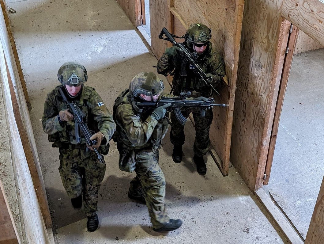 Somijas militārajā dienestā iesauktie pilda vingrinājumu