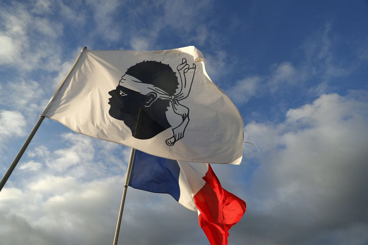 Francijas karogs un Korsikas karogs (priekšplānā)