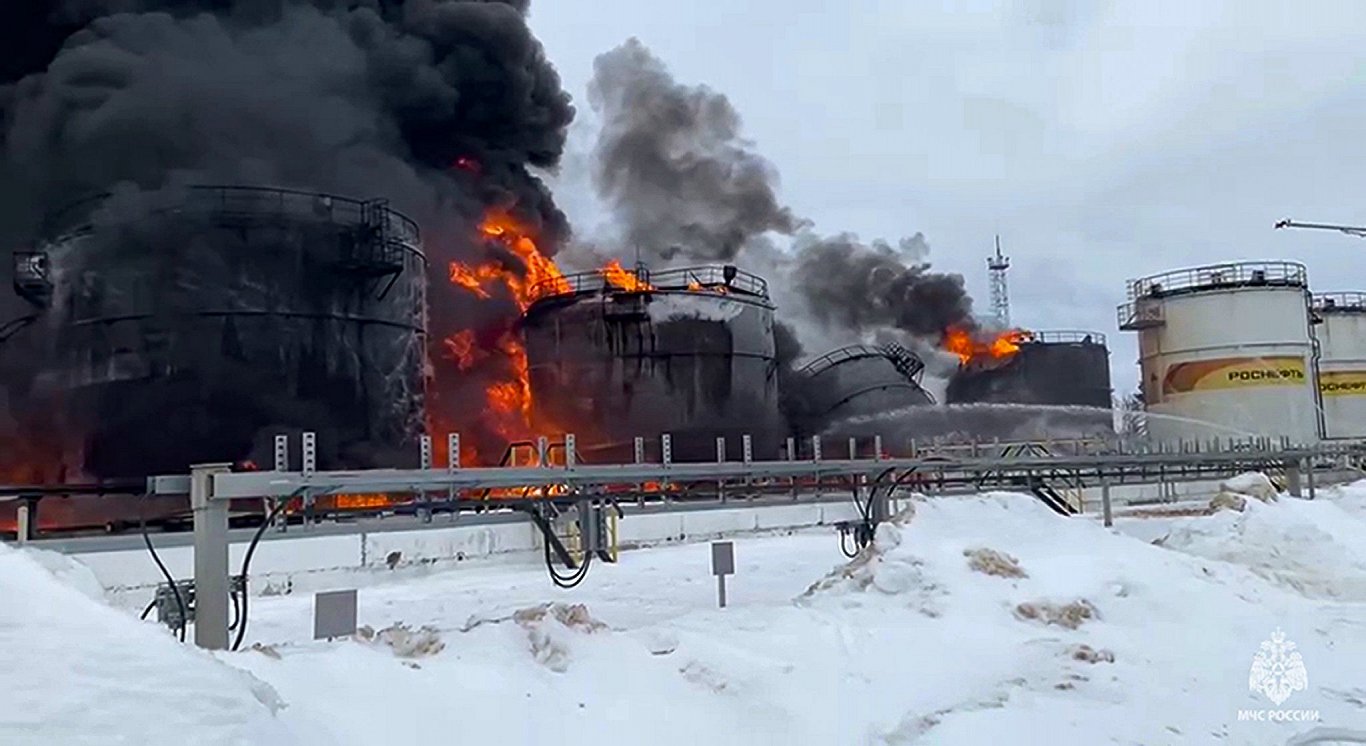 Dronu uzbrukuma rezultātā aizdegušies naftas rezervuāri Brjanskas apgabalā Krievijā