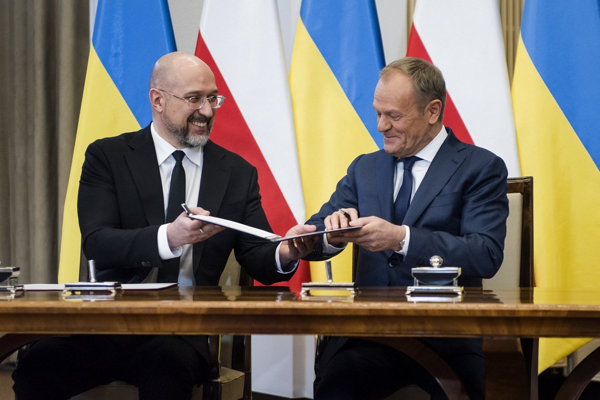 Ukrainas premjers Deniss Šmihaļs (no kreisās) un Polijas valdības vadītājs Donalds Tusks