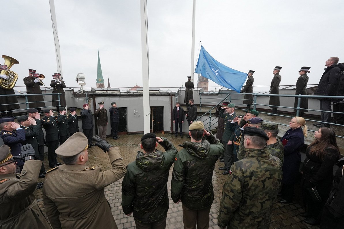 Поднятие флага НАТО над Рижским замком