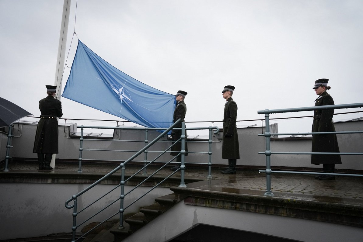 Rīgas pils Svētā gara tornī paceļ NATO karogu