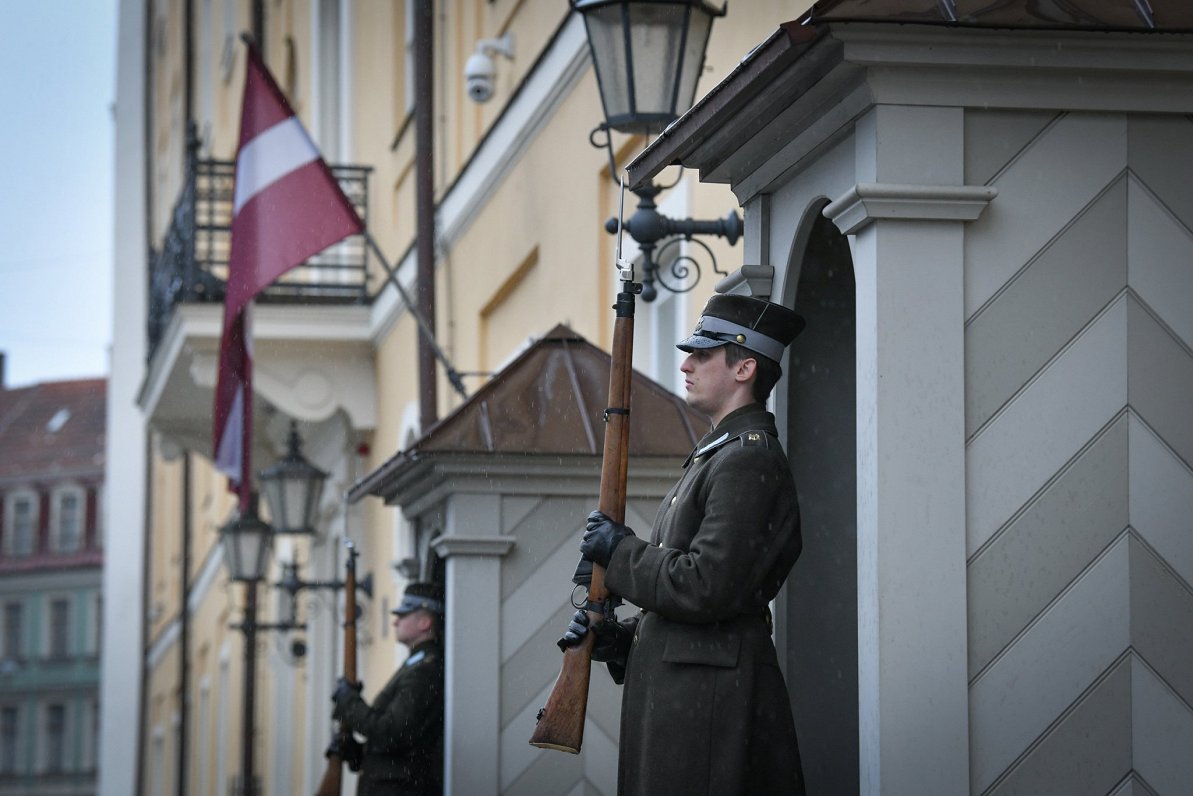 Rīgas pils Svētā gara tornī paceļ NATO karogu