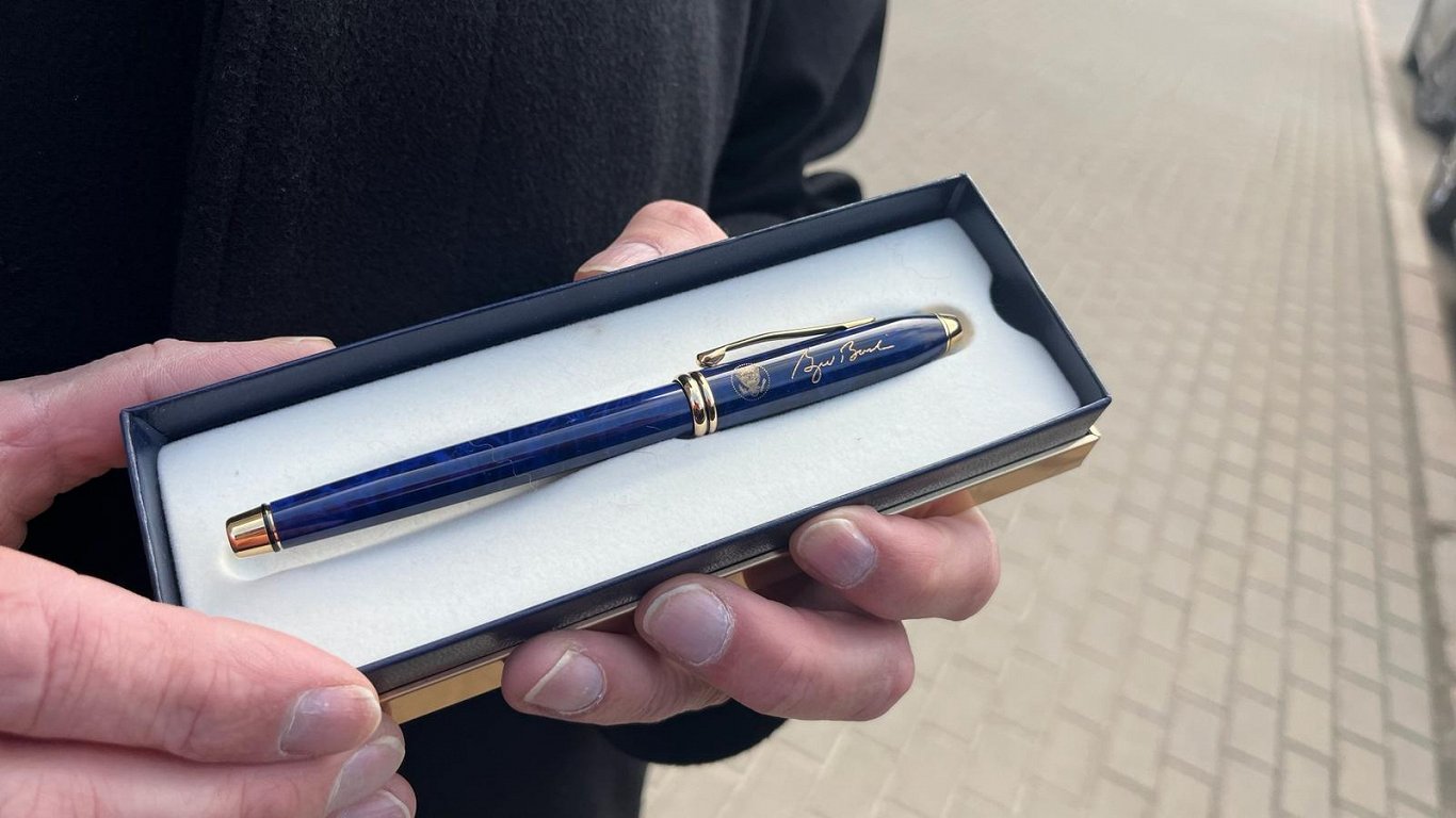 ASV prezidenta Džordža Buša dāvinātā pildspalva