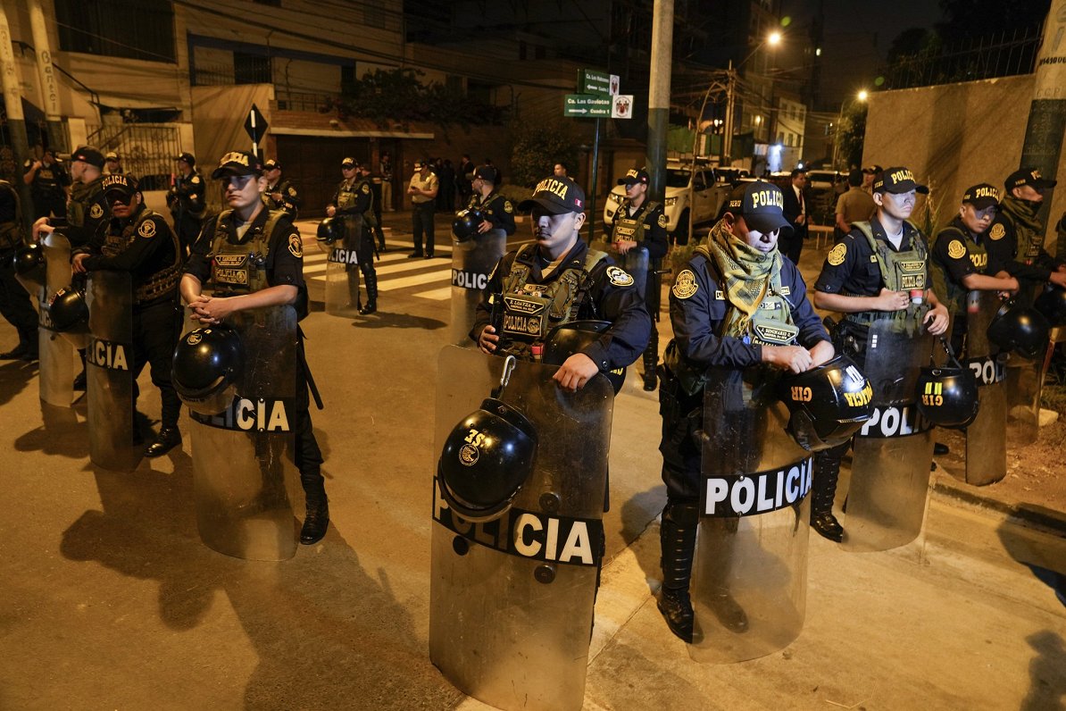 Policija aplenkusi Peru prezidentes māju kratīšanas laikā