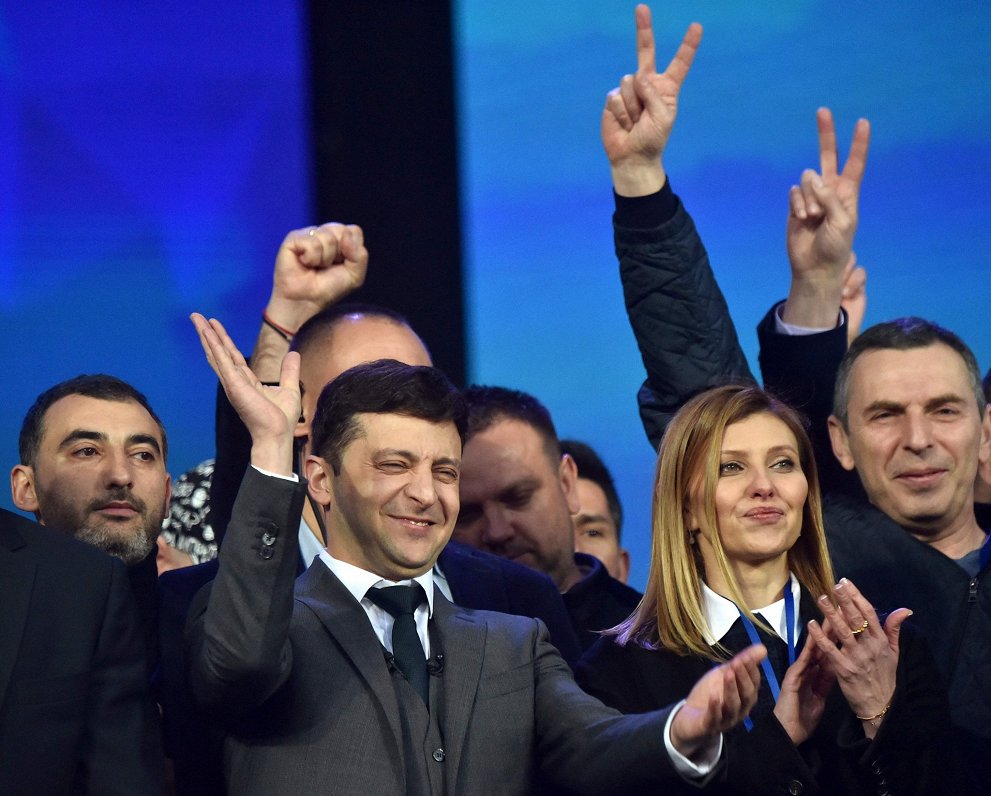Volodimirs Zelenskis (priekšplānā) Ukrainas prezidenta vēlēšanu kampaņas laikā 2019.  gada aprīlī ko...