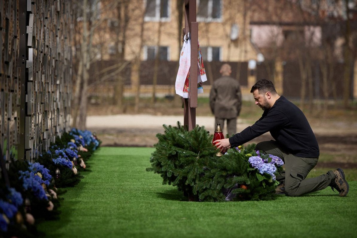 Ukrainas prezidents Volodimirs Zelenskis Bučas atbrīvošanas otrajā gadadienā godina slaktiņa upurus...