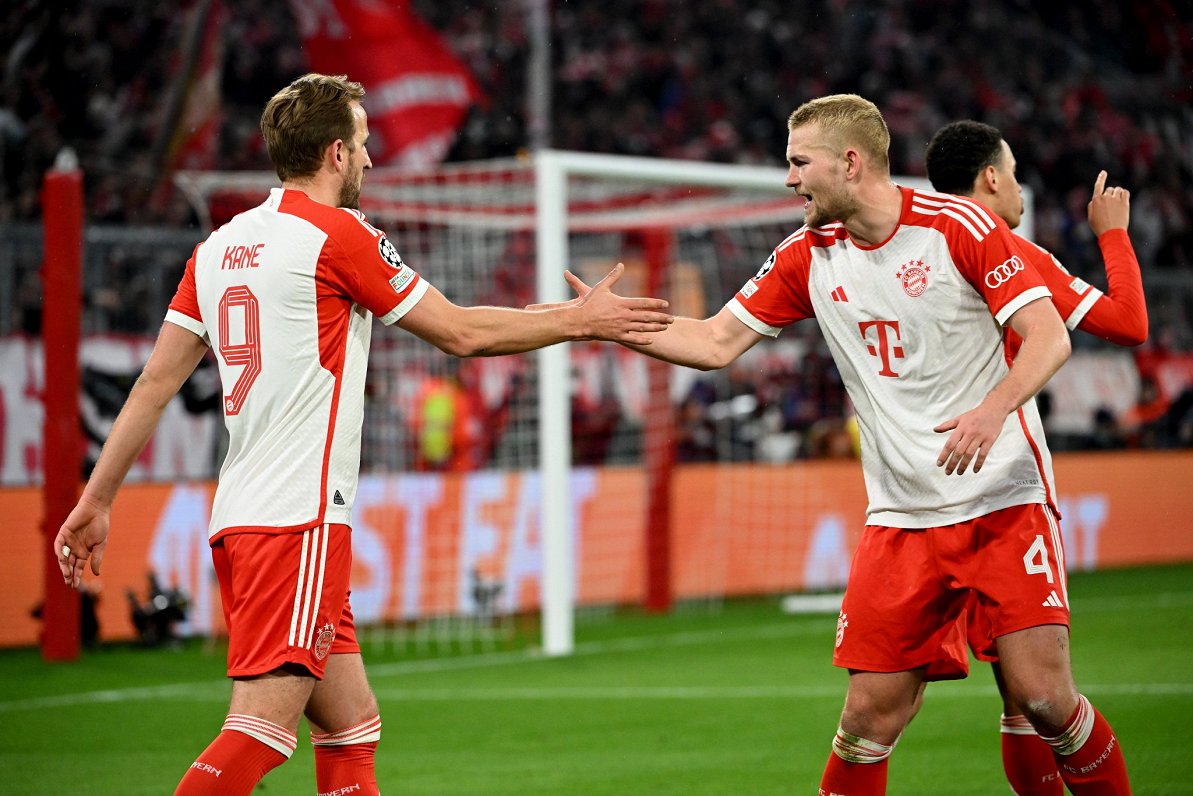 Minhenes &quot;Bayern&quot; futbolists Harijs Keins (pa kreisi) saņem apsveikumus par vārtu guvumu n...