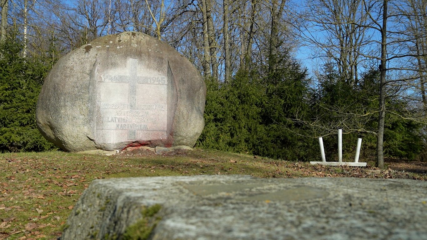 Piemiņas akmens &quot;Kurzemes cietokšņa aizstāvjiem – Latviešu leģiona karavīriem&quot; 