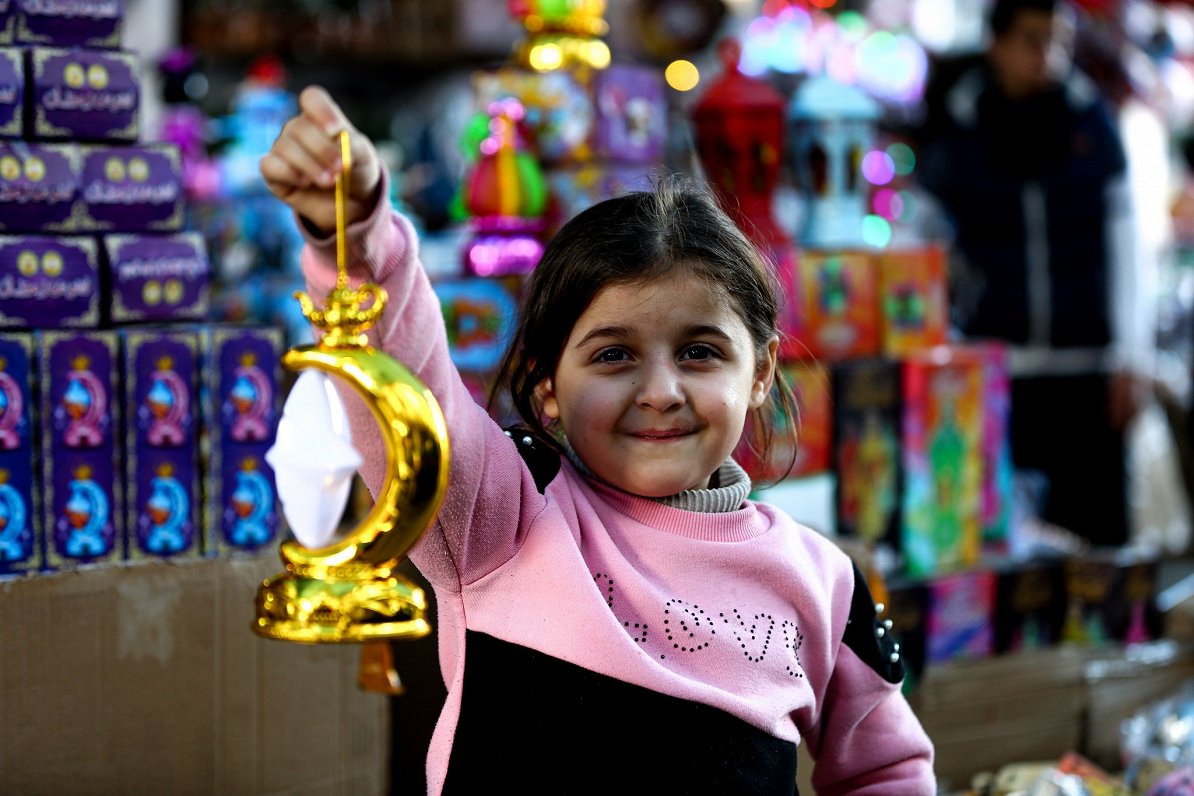Gazas joslā palestīniešu meitene ar svētku rotājumu