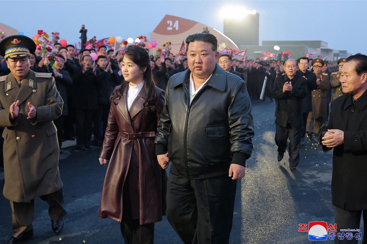 Ziemeļkorejas līderis Kims Čenuns ar meitu Džue