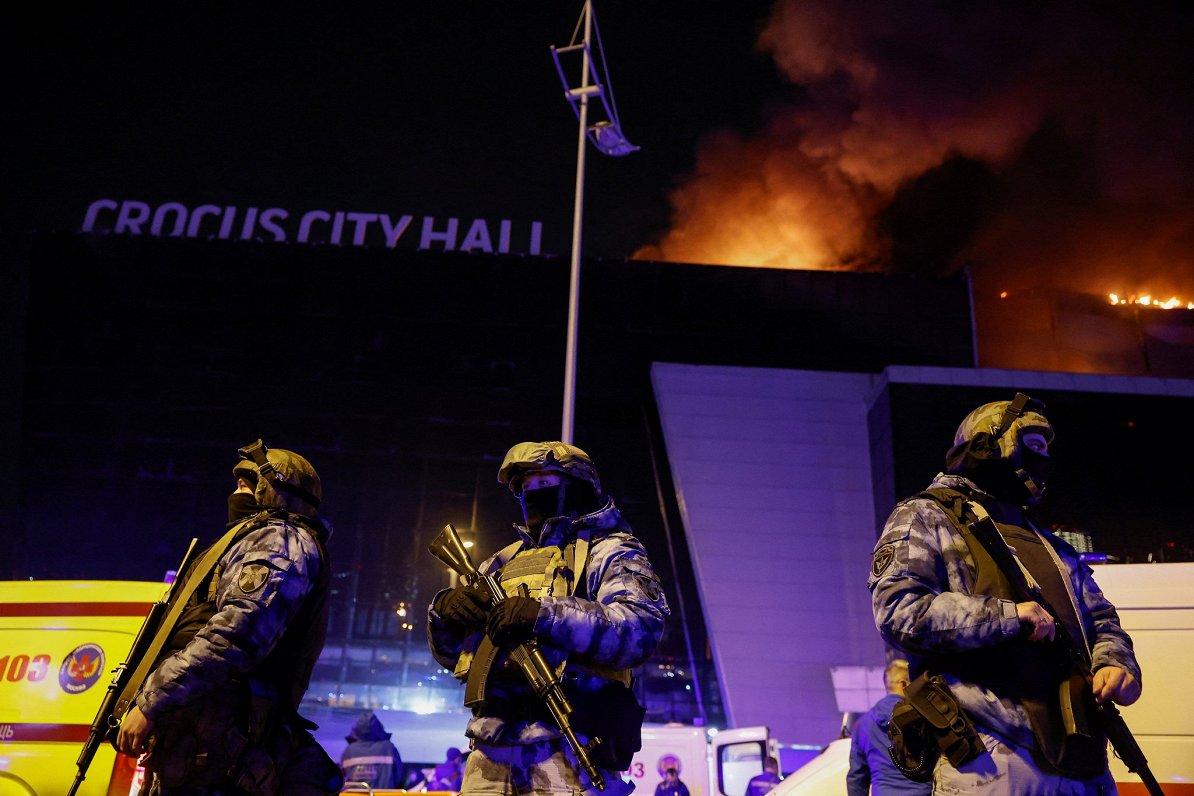 Krievijas policijas specvienība pie koncertzāles &quot;Crocus City Hall&quot;, kur piektdien vakarā...
