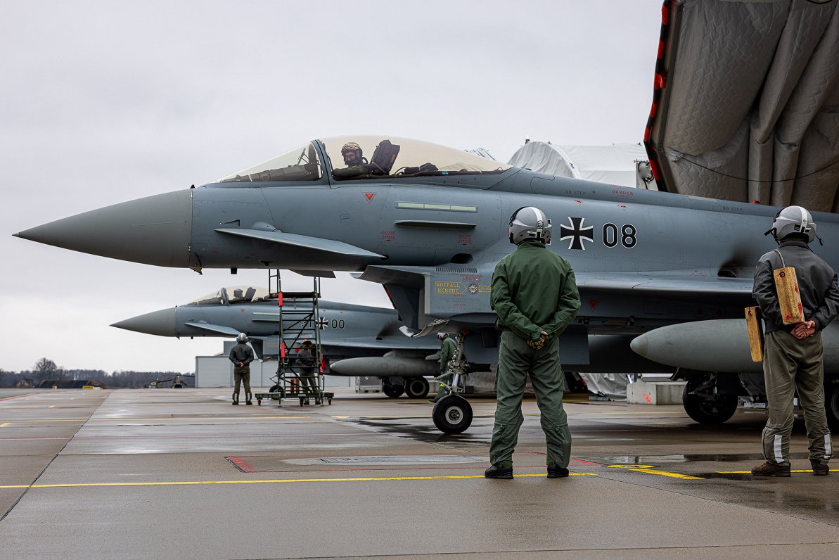 Самолет Typhoon на авиабазе в Лиелварде