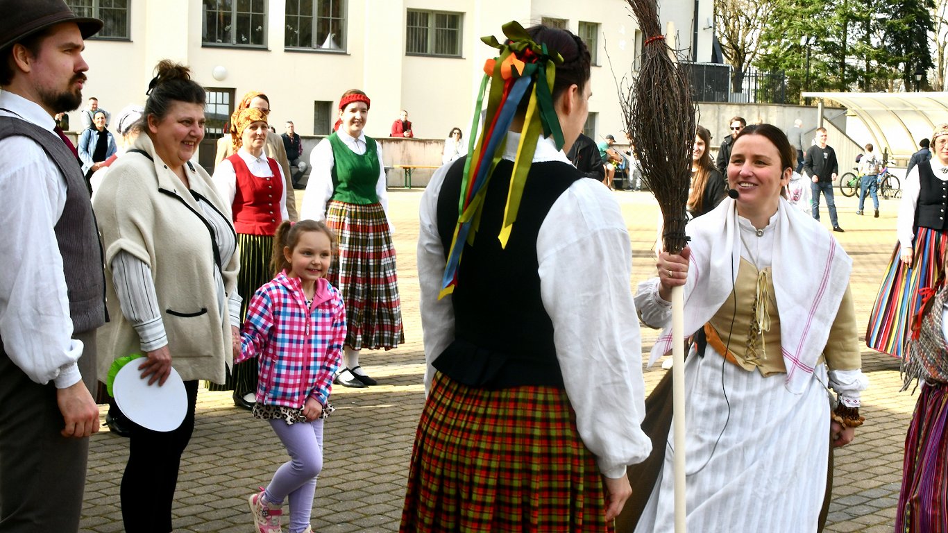 Праздничный переполох в парке Зиемельблазма. Все вокруг пасхального яйца /  Статья