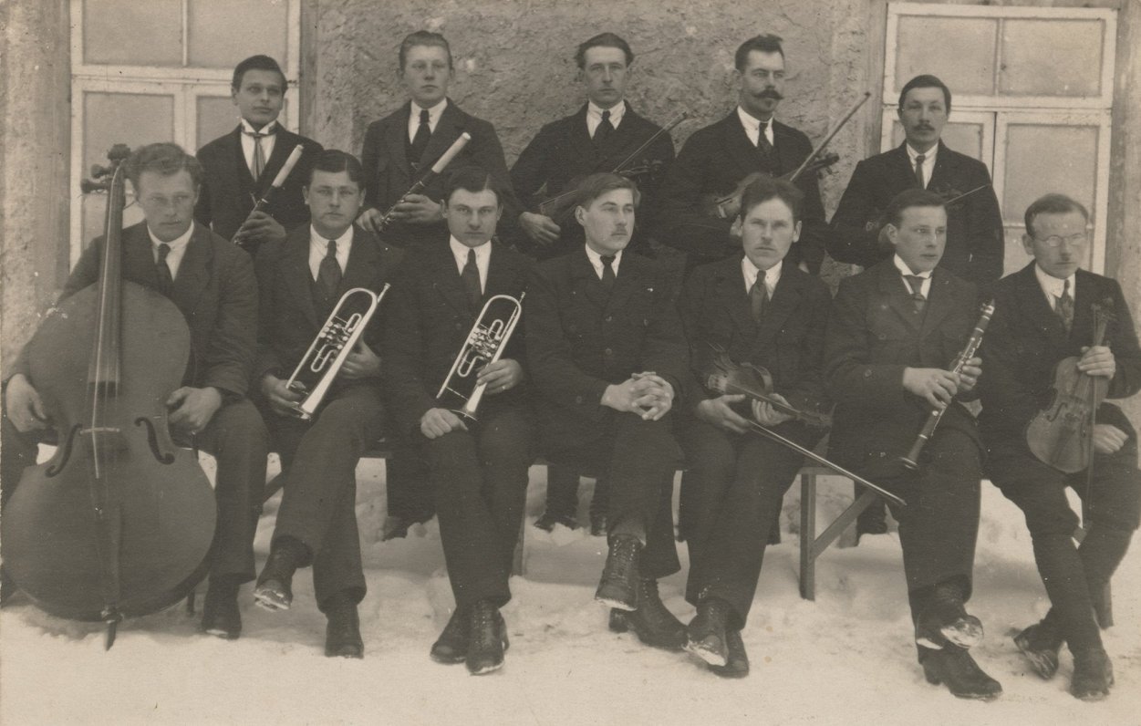 Latvju Jaunatnes savienības Sēlpils nodaļas amatierorķestris (jaukts sastāvs). 1924.gada februāris....