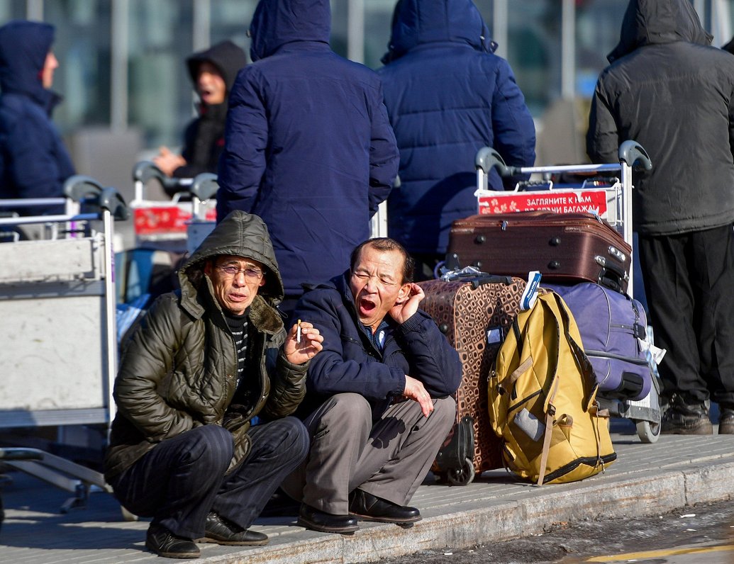 Ziemeļkorejas strādnieki Vladivostokas lidostā Krievijā
