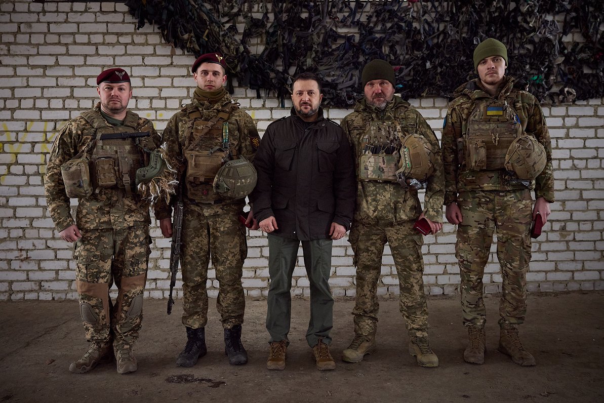 Ukrainas prezidents Volodimirs Zelenskis (vidū) ar Ukrainas armijas karavīriem