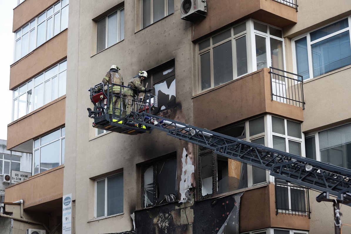 Ugunsdzēsēji pie ēkas Stambulā, kur izcēlies ugunsgrēks