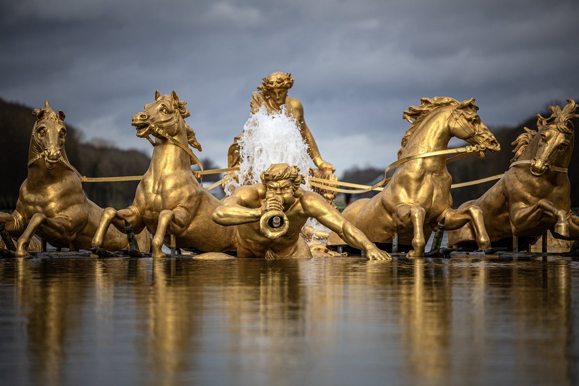 Apollona strūklaku skulptūru grupa Versaļas pils dārzos
