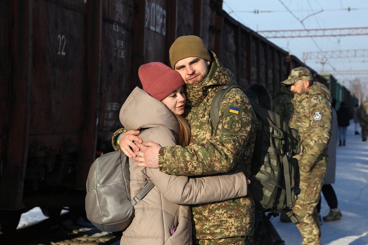 Ukrainas karavīri atvadās no tuviniekiem pirms došanās uz fronti