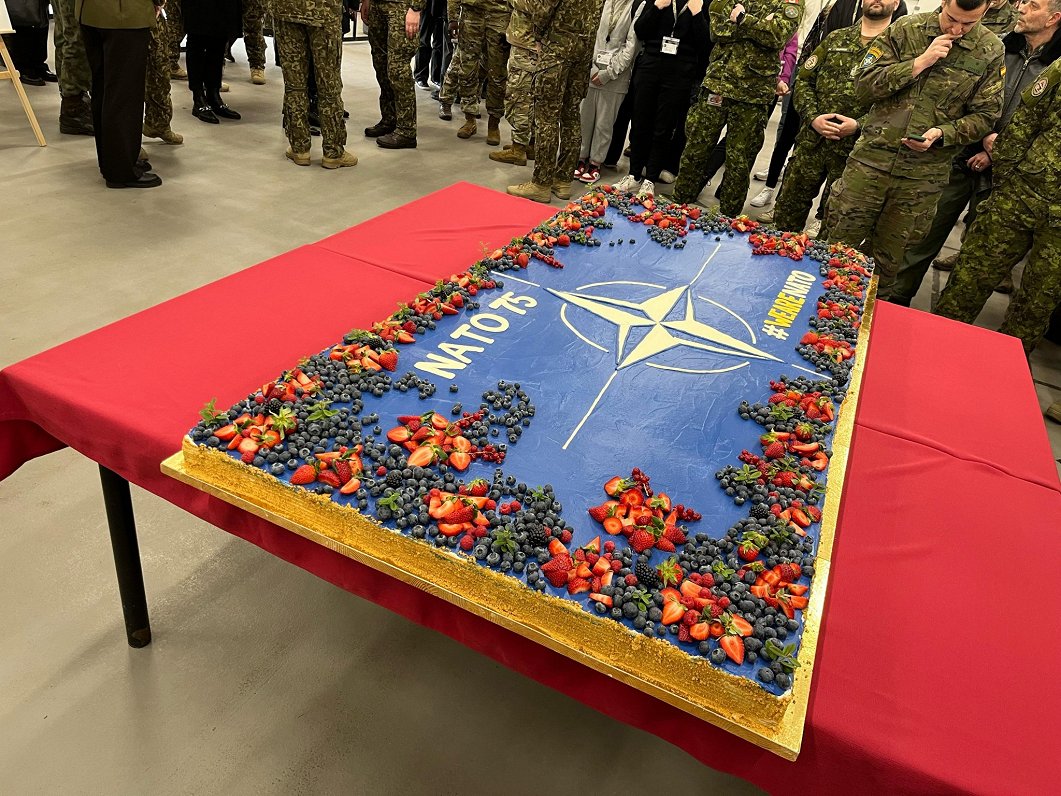 Празднование юбилея НАТО на военной базе в Адажи