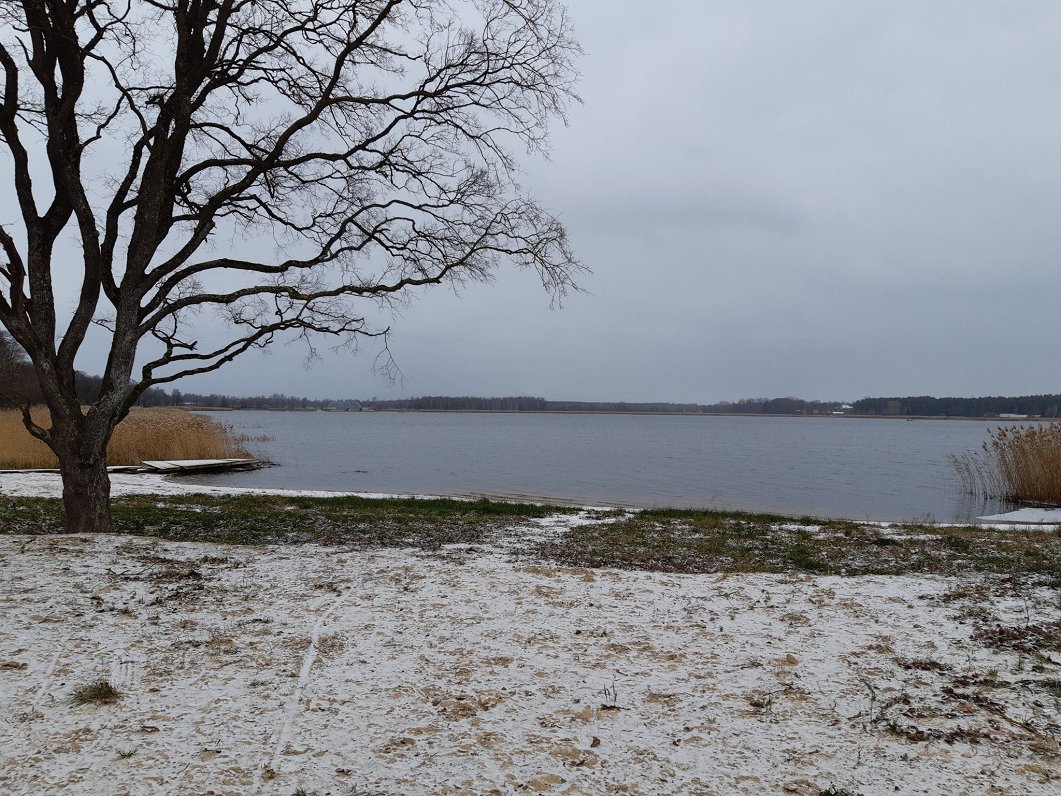 Juglas ezera krasts ziemā, pretī Brīvdabas muzejam.