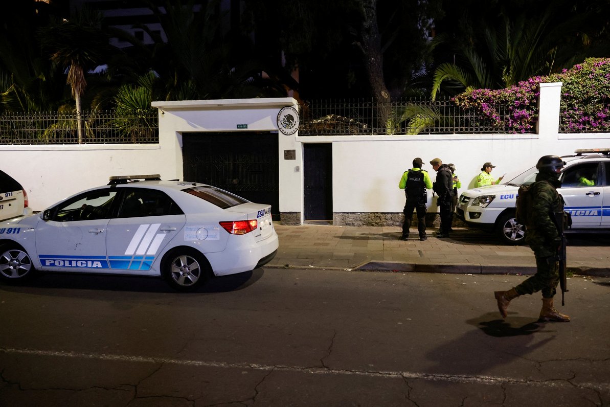 Policija un karavīri pie Meksikas vēstniecības Ekvadorā, 05.04.2024