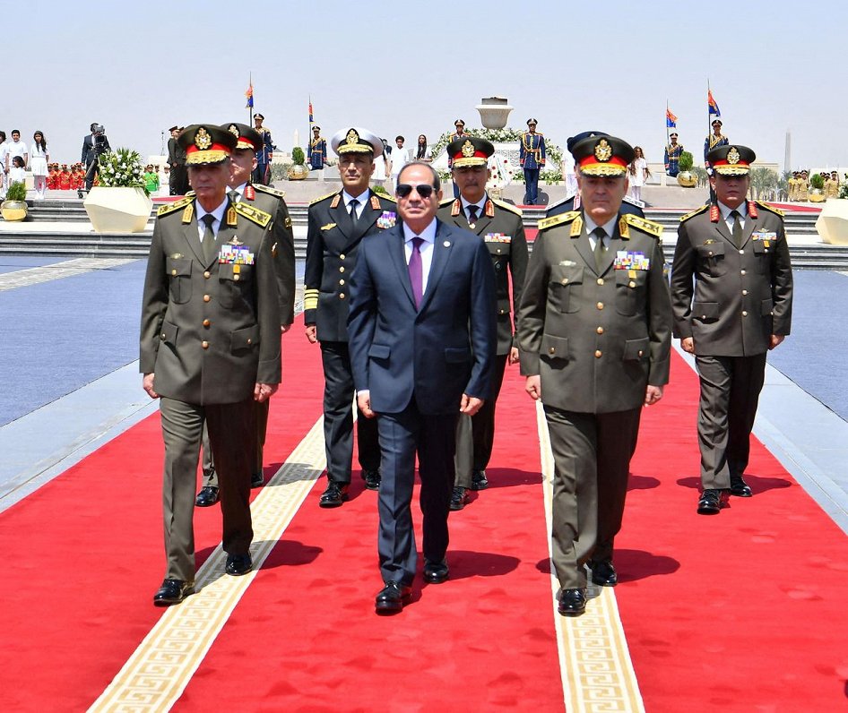 Ēģiptes prezidents Abdelfatāhs es Sisī (vidū) pēc inaugurācijas ceremonijas