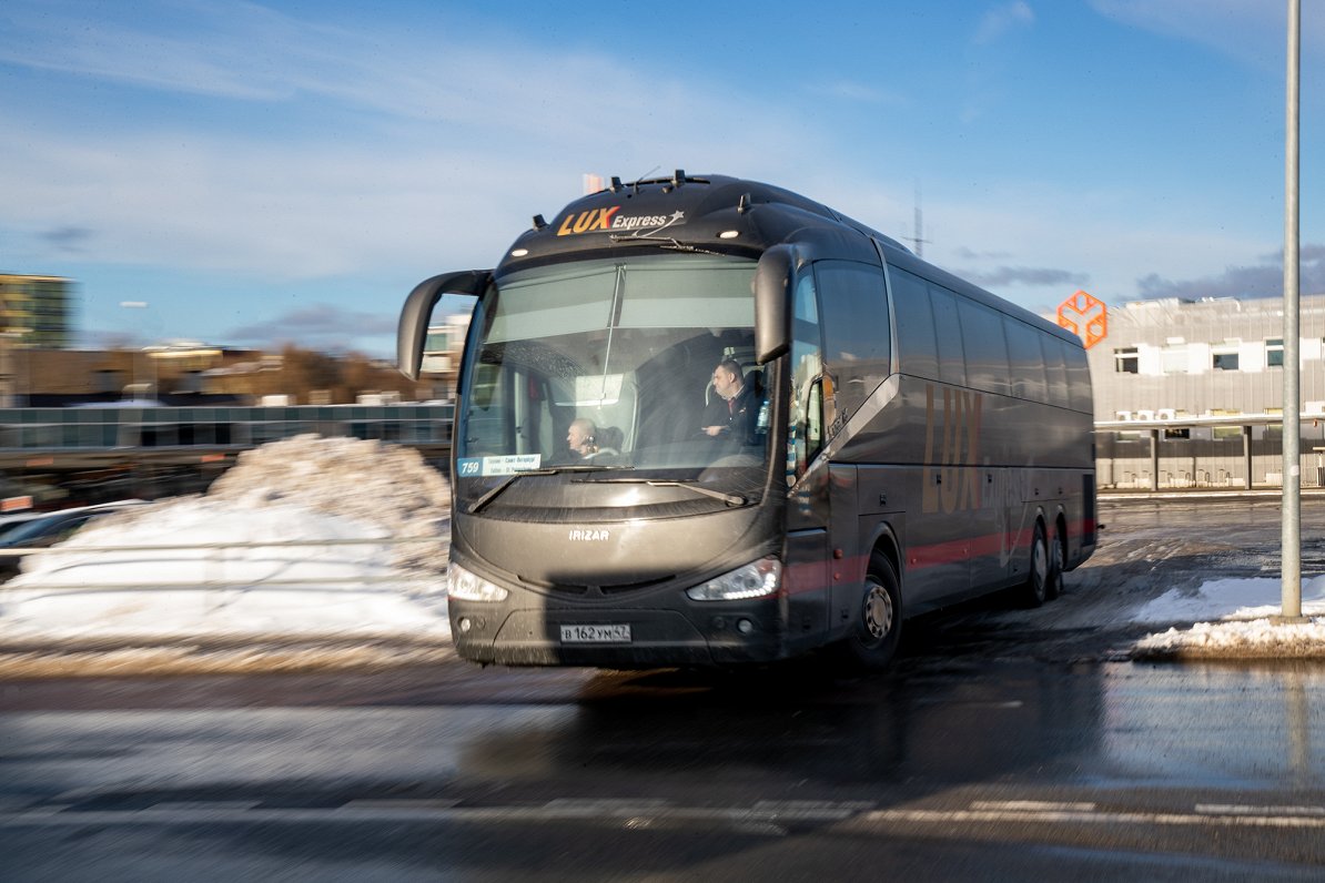 &quot;Lux Express&quot; autobuss, kas veic pasažieru pārvadājumus starp Tallinu un Krievijas pilsētu...