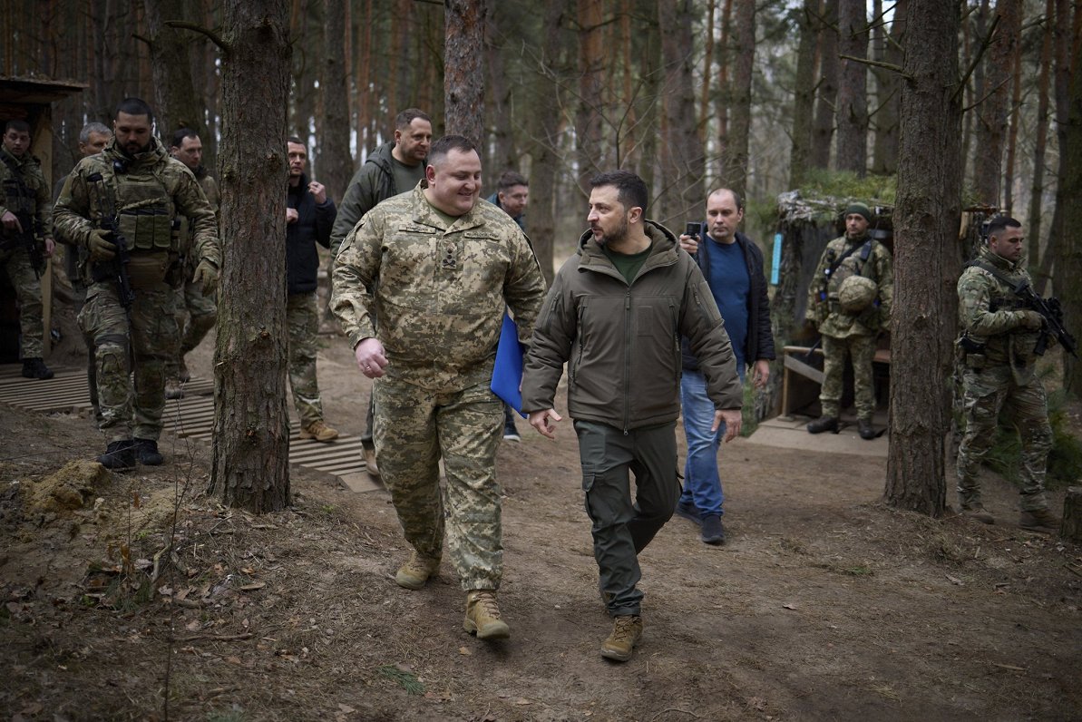 Ukrainas prezidents Volodimirs Zelenskis apmeklē aizsardzības līnijas