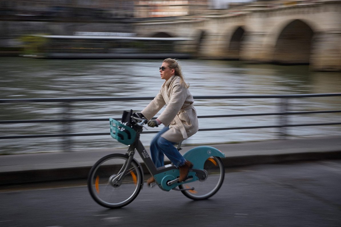 Francijas galvaspilsētā Parīzē sieviete pārvietojas ar nomas velosipēdu
