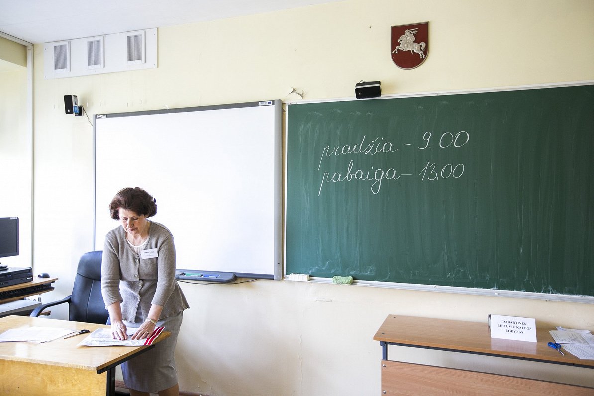 Lietuvā skolotāja gatavojas eksāmenam