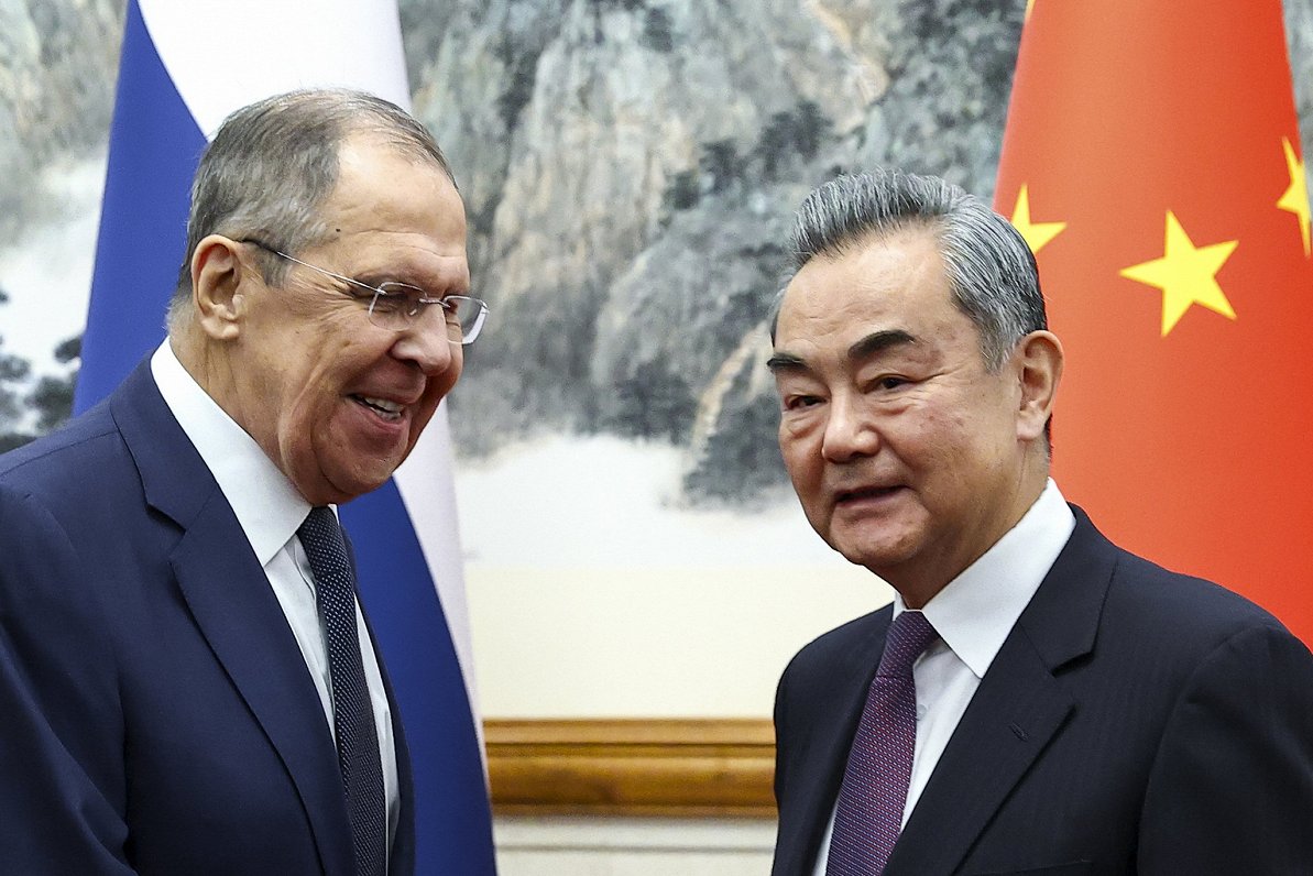 Krievijas ārlietu ministrs Sergejs Lavrovs un Ķīnas ārlietu ministrs Vans Ji