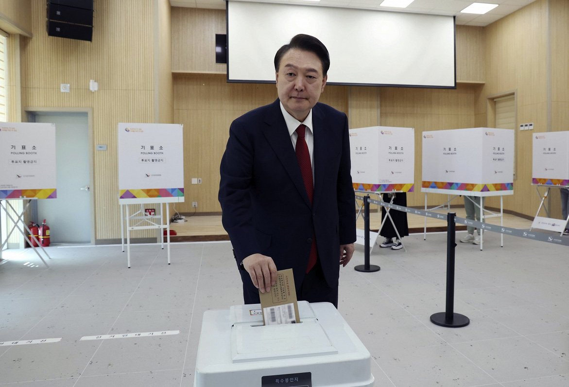 Dienvidkorejas prezidents Juns Sukjols balso parlamenta vēlēšanās