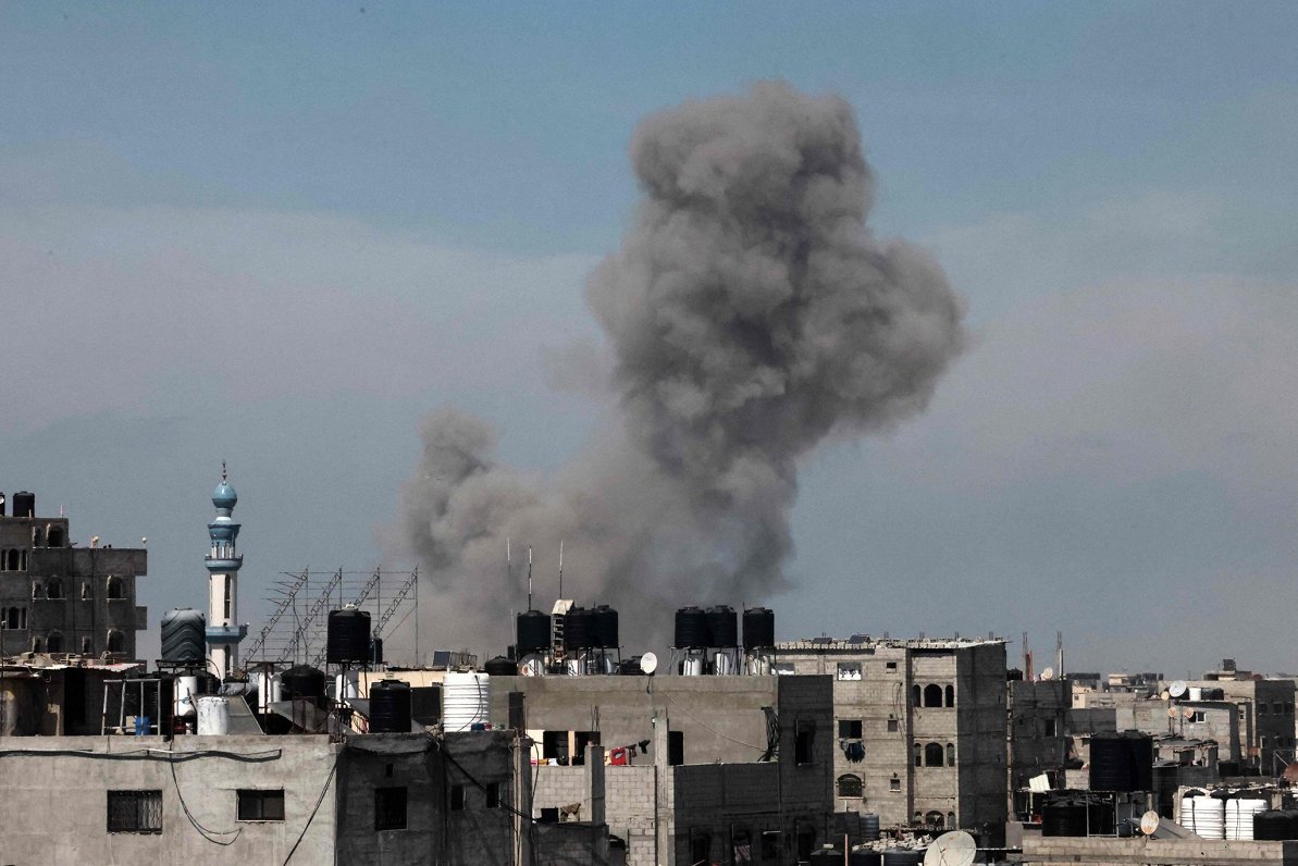 Dūmi virs Gazas joslas pilsētas Rafahas pēc Izraēlas triecieniem