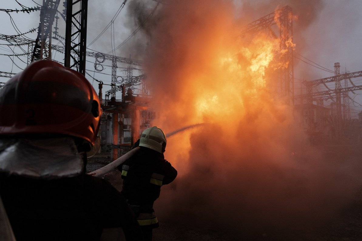 Glābēji dzēš liesmas Harkivas spēkstacijā pēc Krievijas triecieniem