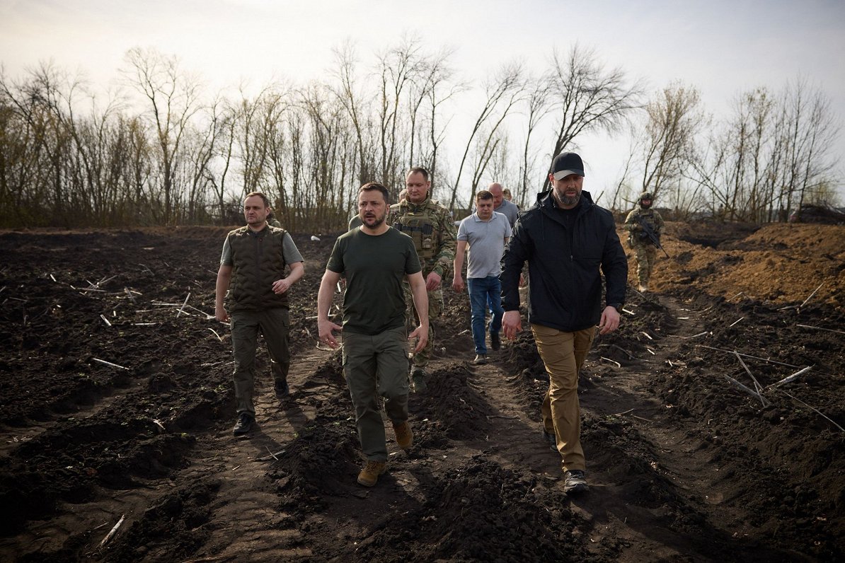 Ukrainas prezidents Volodimirs Zelenskis apmeklē fortifikācijas līniju izbūves vietu pie Harkivas.