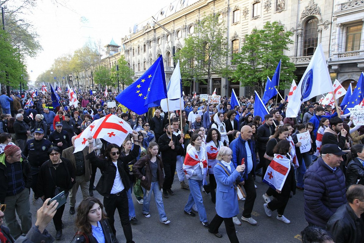 Gruzijas galvaspilsētā tūkstošiem cilvēku protestē pret tā dēvēto «ārvalstu aģentu» likumprojektu