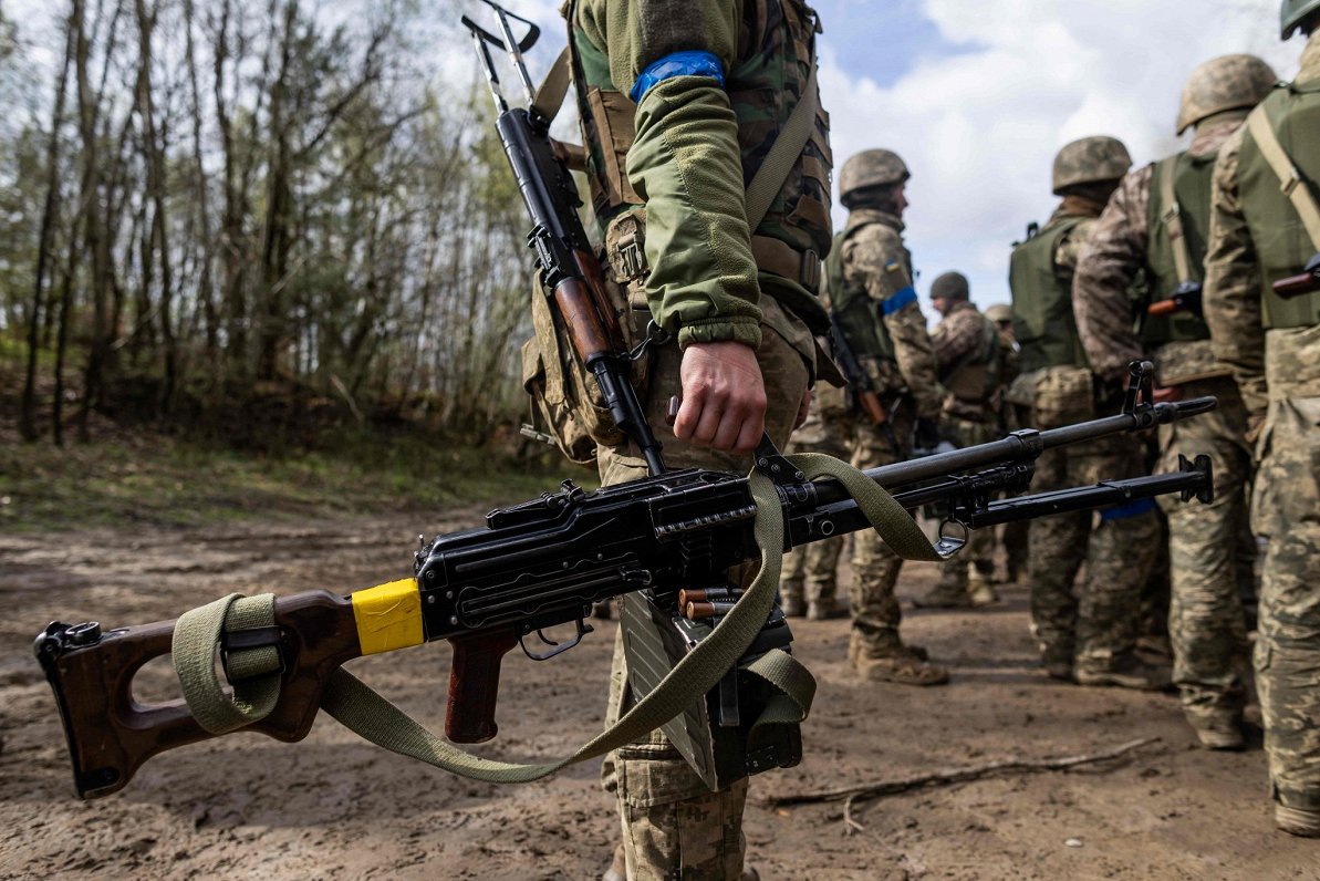 Ukrainas armijas karavīri mācībās.