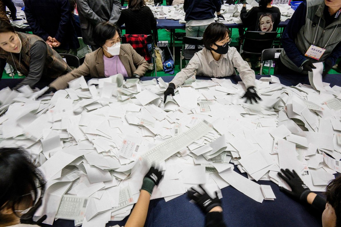 Balsu skaitīšana Dienvidkorejas parlamenta vēlēšanās