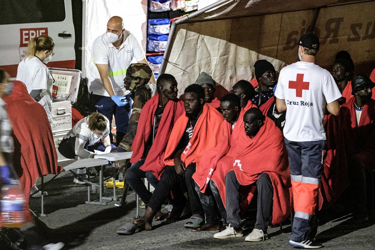 Sarkanā Krusta darbinieki palīdz migrantiem, kas ieradušies Kanāriju salās