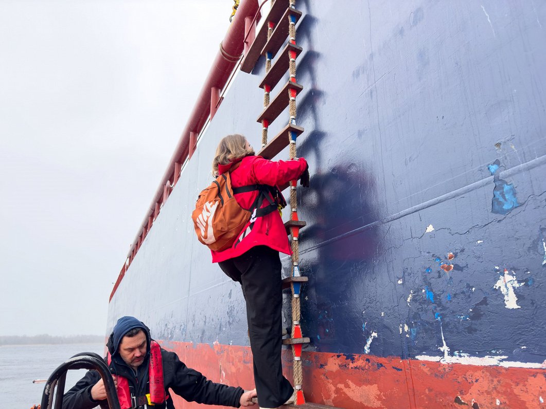 Marina kāpj uz tankera &quot;KIISLA&quot; klāja Rīgas ostā