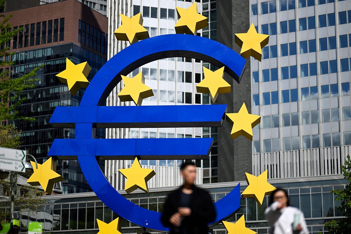 Eiro logo pie Eiropas Centrālās bankas ēkas Vācijā