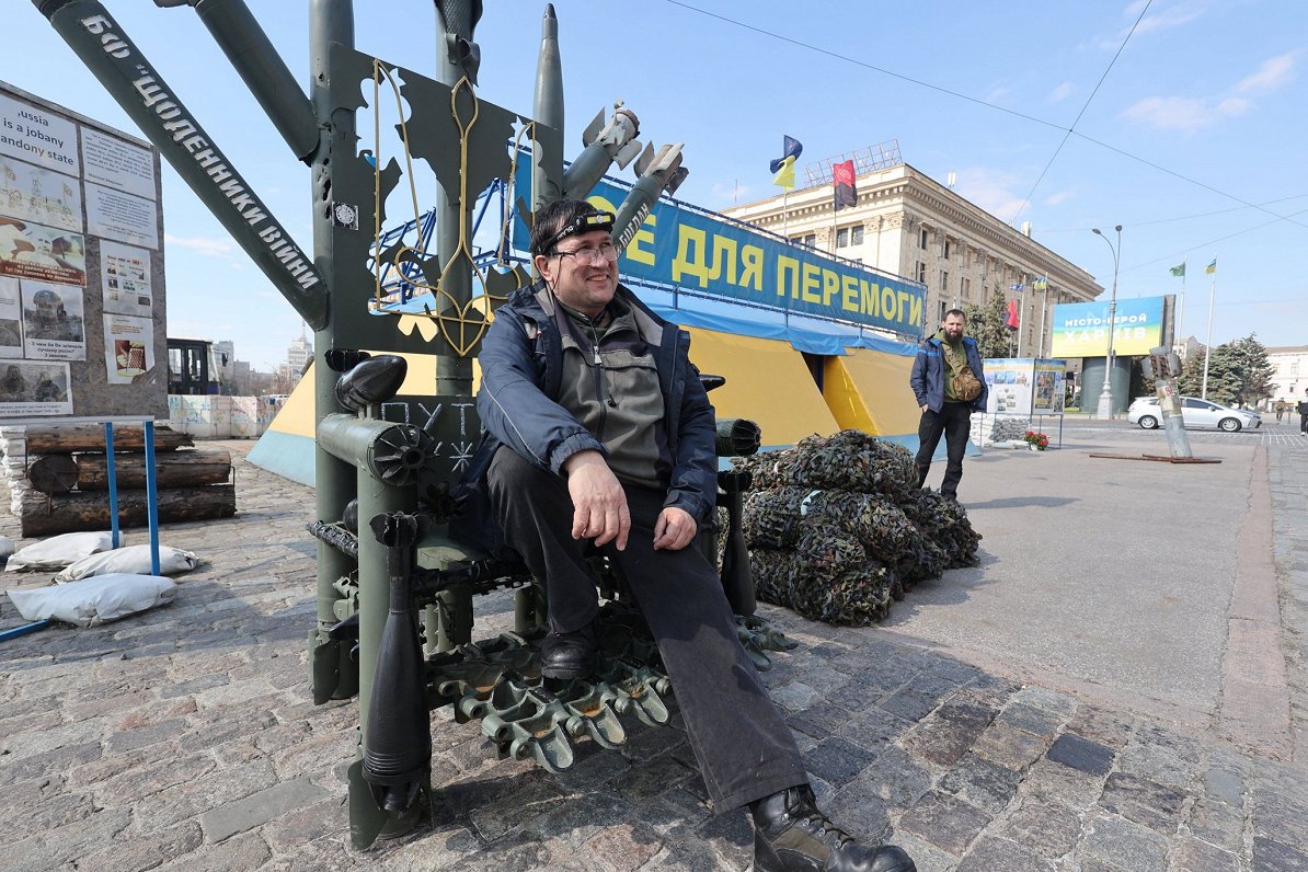 Ukrainas pilsētas Harkivas centrā uzstādīts krēsla veidolā darināts mākslas darbs, kas veidots no Kr...